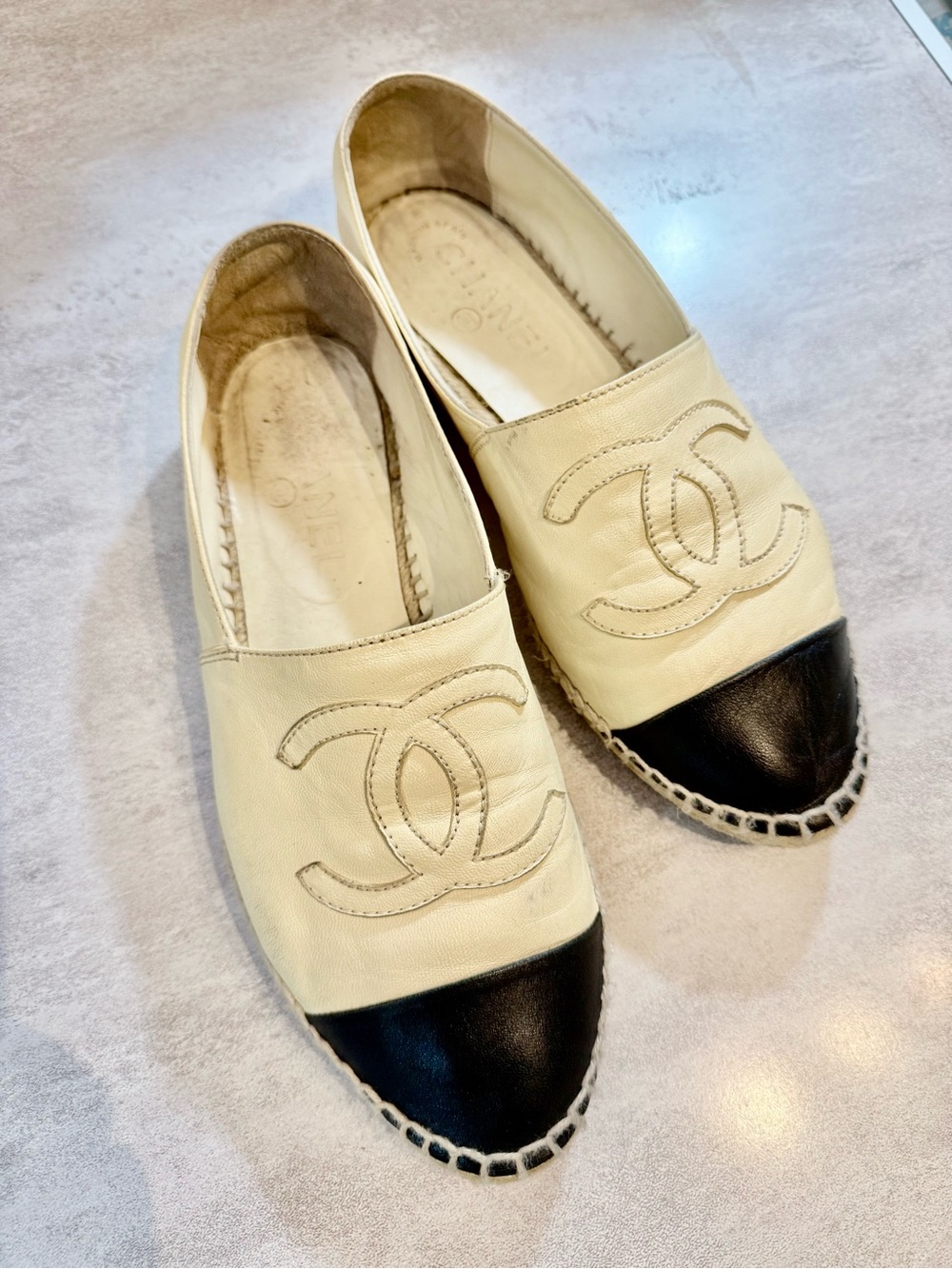 CHANEL Two-Tone Leather Espadrilles in Cream and Black Size 40 / 9us runs small